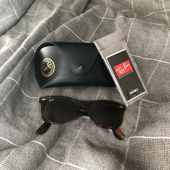 Ray-Ban “Wayfarer” Sunglasses in Brown Tortoise